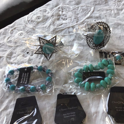 CHUNS FASHION JEWELRY, LOT OF 20 PIECES, 5 NECKLACES-5 BRACELETS-5 RINGS-5 PAIR OF EARRINGS.