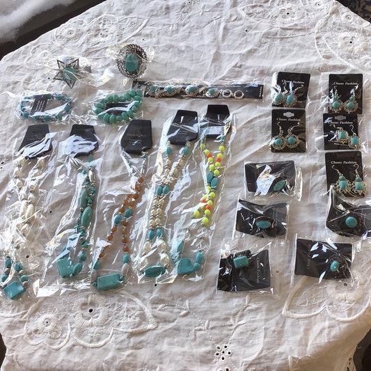 CHUNS FASHION JEWELRY, LOT OF 20 PIECES, 5 NECKLACES-5 BRACELETS-5 RINGS-5 PAIR OF EARRINGS. - Pawn Man Store