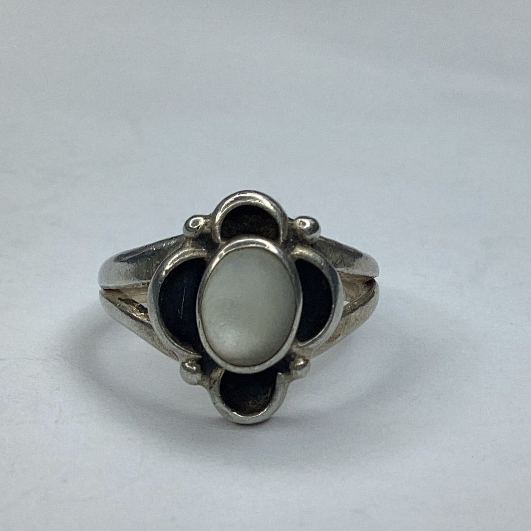 Sterling Silver Mother Of PearlFlower Shaped Ring sz. 4.25