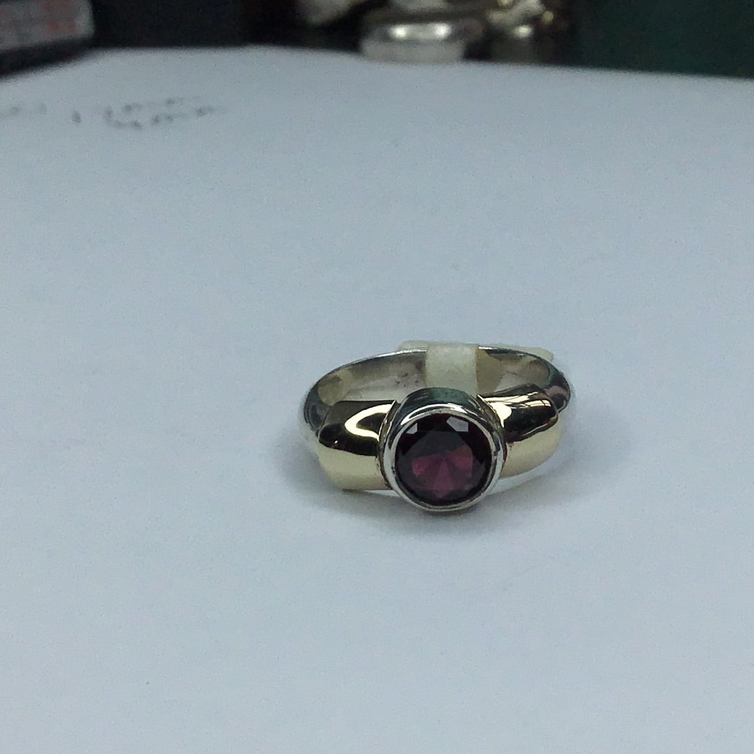 New 14K Yellow Gold & Sterling Silver Ring W/Round Faceted Rhodolite Garnet Sz. 5.5 - Pawn Man Store